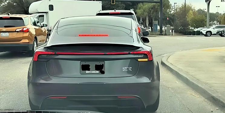 特斯拉Model Y Plaid被曝光，尾灯升级设计让人眼前一亮