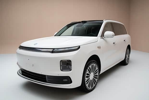 零跑D19内饰首发：科技感与豪华感并存，增程版纯电续航达500公里