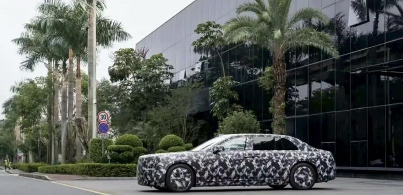 仰望全新行政轿车路试曝光 对开门设计抢眼
